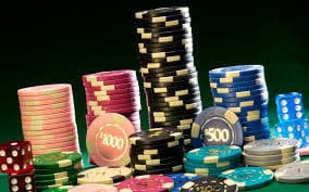 Antarmuka deposit Mandiri Transfer di aplikasi rajakadal dengan tampilan live casino blackjack di latar belakang